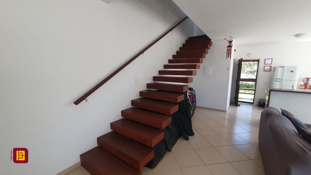 Casa com 141m², 4 quartos (sendo 1 suíte), 2 garagens, no bairro Campeche em Florianópolis
