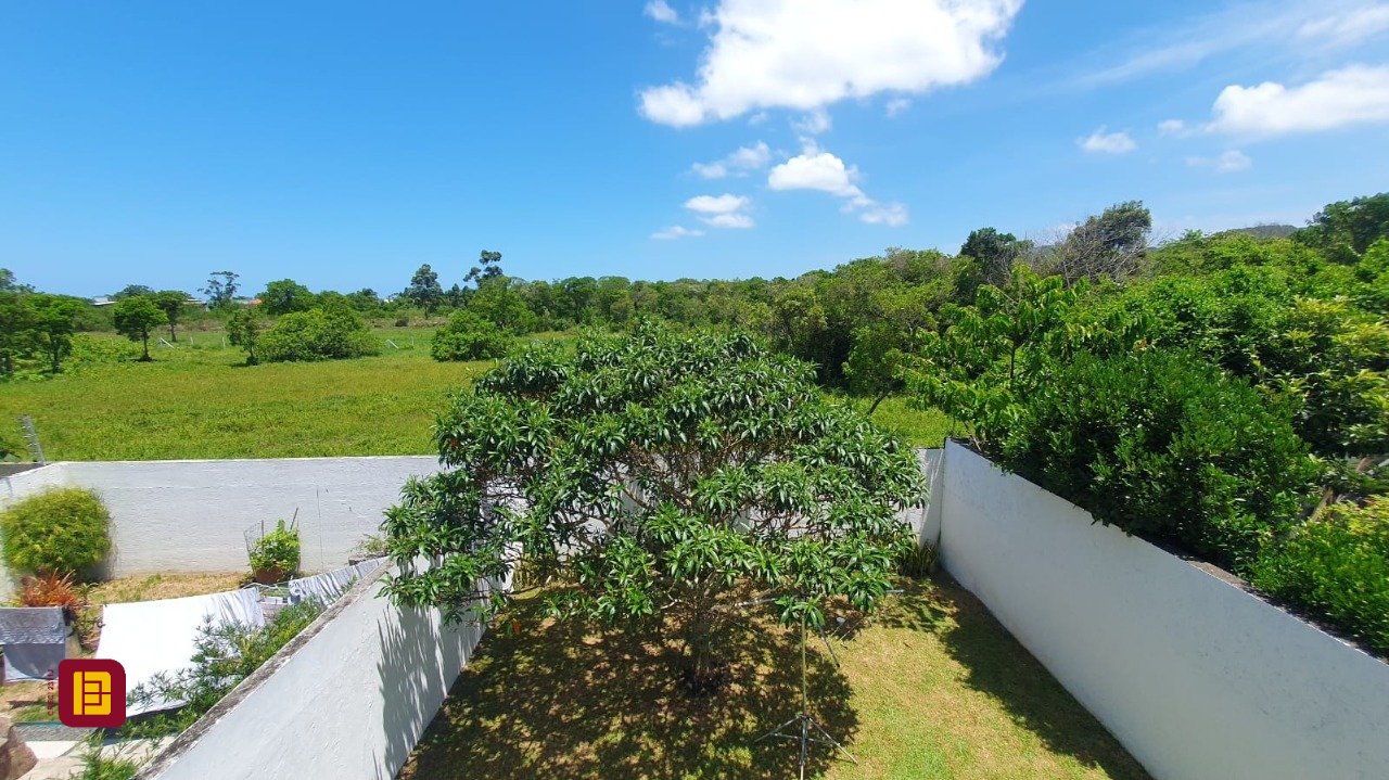 Casa com 141m², 4 quartos (sendo 1 suíte), 2 garagens, no bairro Campeche em Florianópolis
