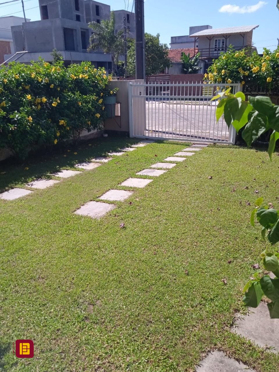 Casa com 141m², 4 quartos (sendo 1 suíte), 2 garagens, no bairro Campeche em Florianópolis