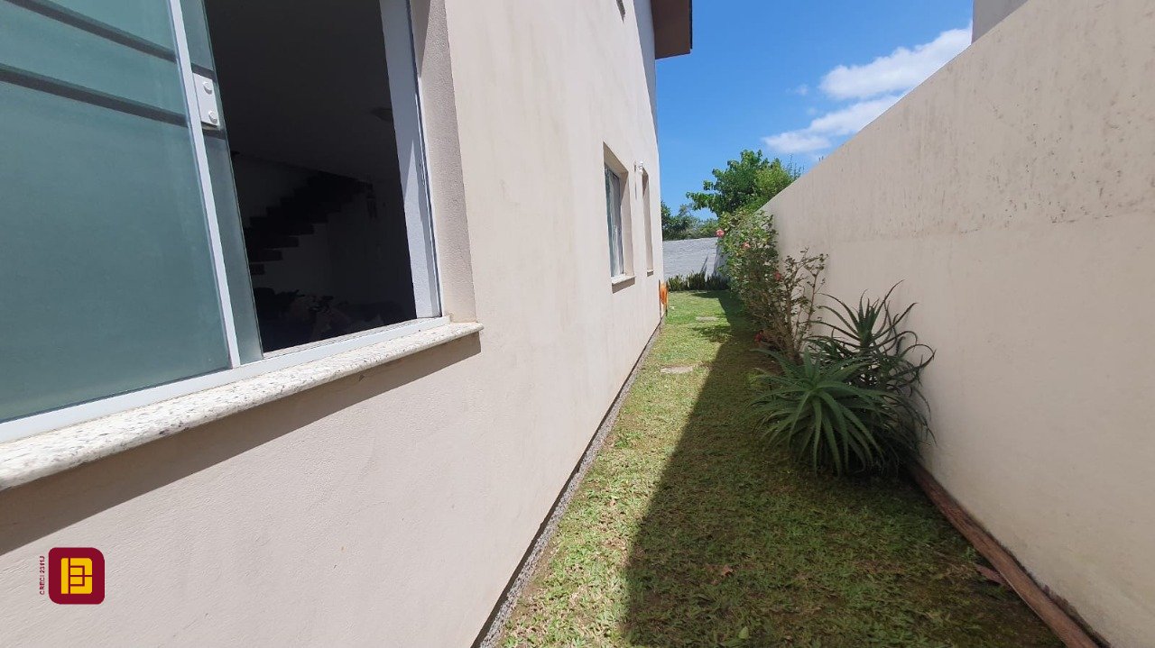 Casa com 141m², 4 quartos (sendo 1 suíte), 2 garagens, no bairro Campeche em Florianópolis