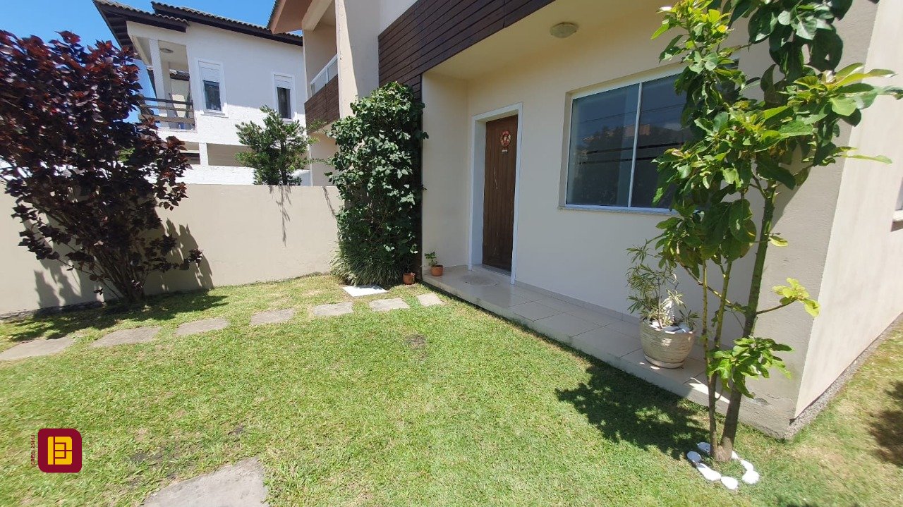 Casa com 141m², 4 quartos (sendo 1 suíte), 2 garagens, no bairro Campeche em Florianópolis