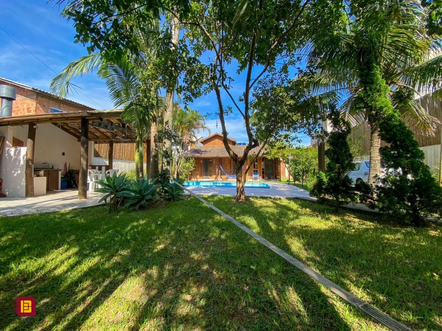 Casa com 210m², 4 quartos (sendo 1 suíte), 4 garagens, no bairro Ribeirão da Ilha em Florianópolis