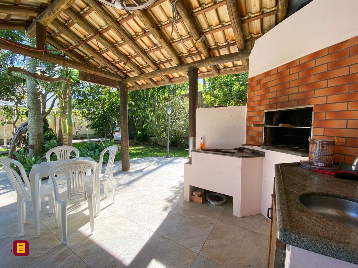 Casa com 210m², 4 quartos (sendo 1 suíte), 4 garagens, no bairro Ribeirão da Ilha em Florianópolis