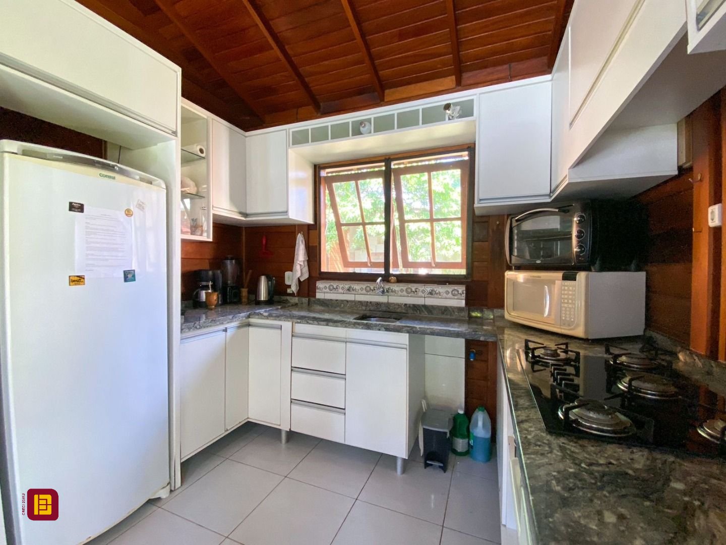 Casa com 210m², 4 quartos (sendo 1 suíte), 4 garagens, no bairro Ribeirão da Ilha em Florianópolis