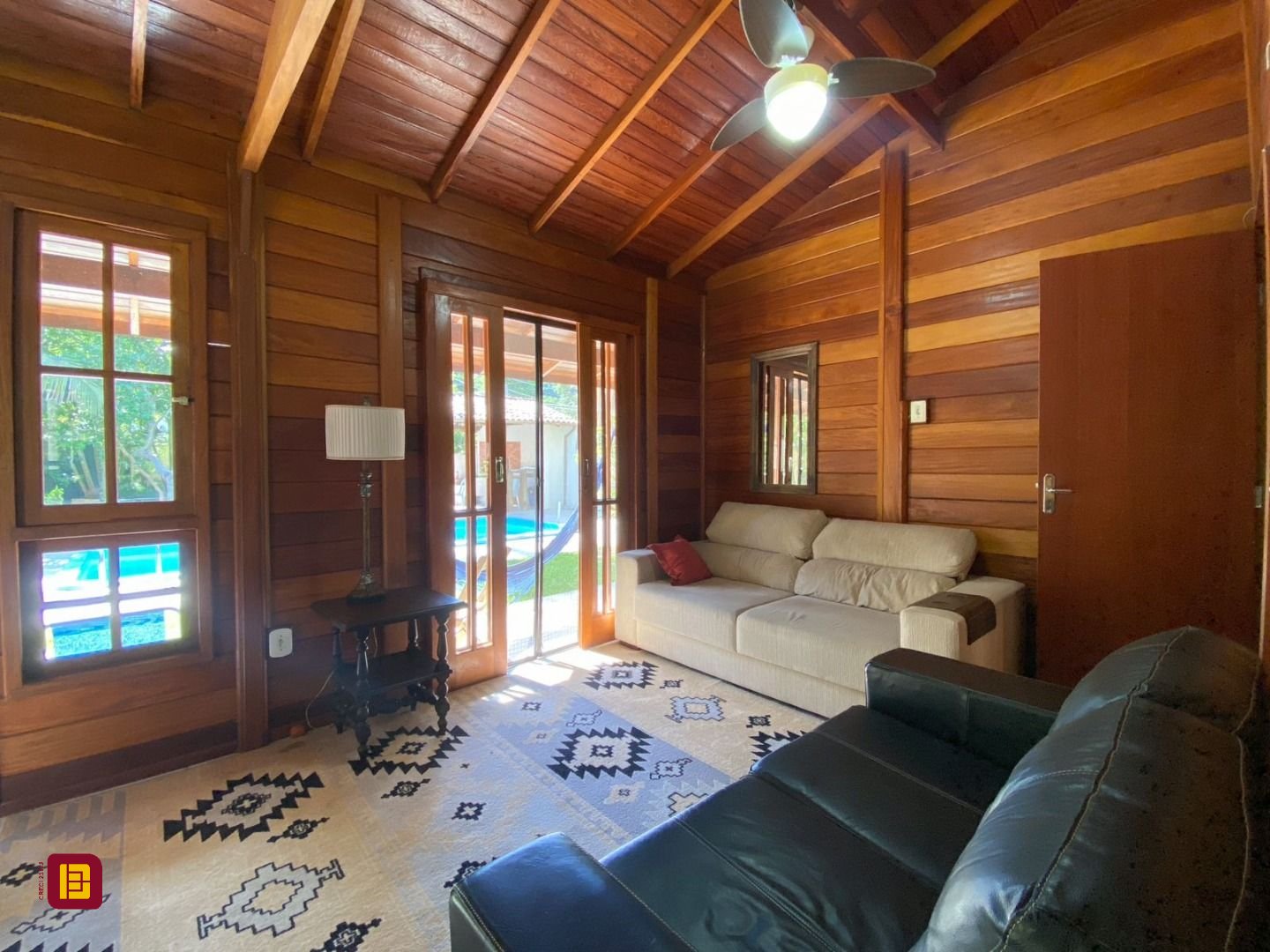 Casa com 210m², 4 quartos (sendo 1 suíte), 4 garagens, no bairro Ribeirão da Ilha em Florianópolis