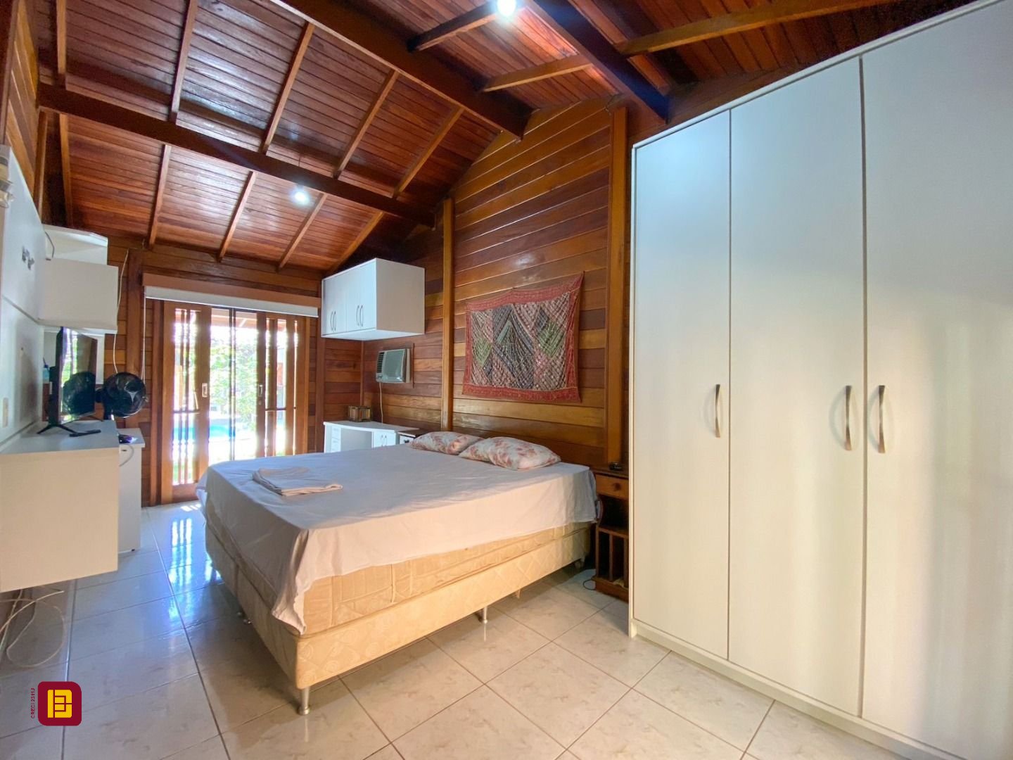 Casa com 210m², 4 quartos (sendo 1 suíte), 4 garagens, no bairro Ribeirão da Ilha em Florianópolis