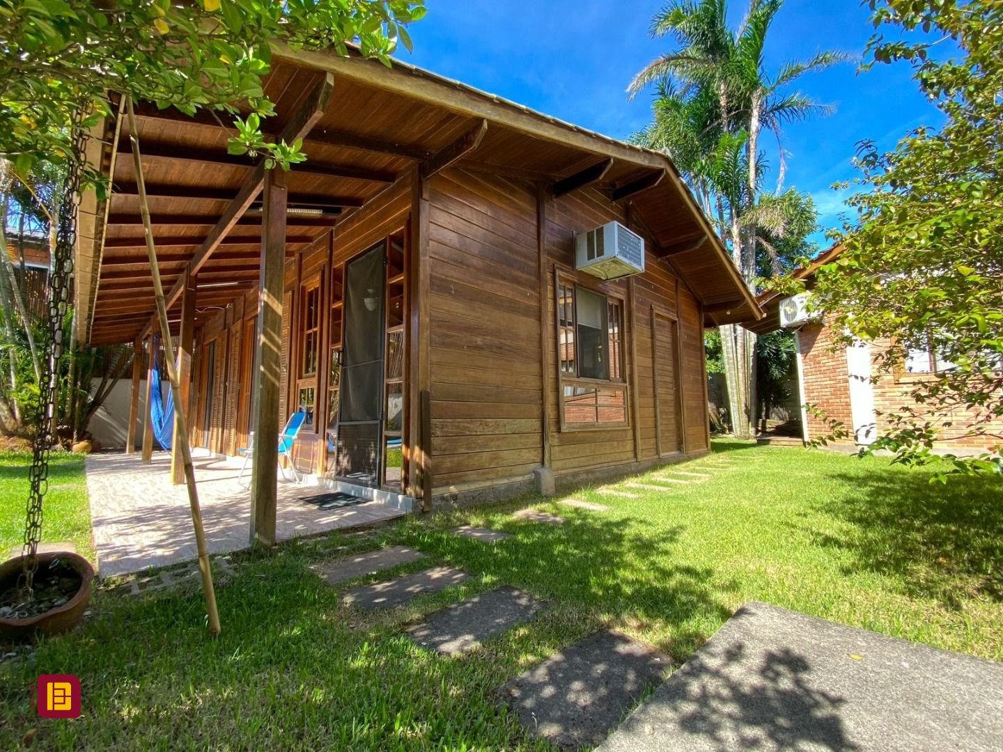 Casa com 210m², 4 quartos (sendo 1 suíte), 4 garagens, no bairro Ribeirão da Ilha em Florianópolis