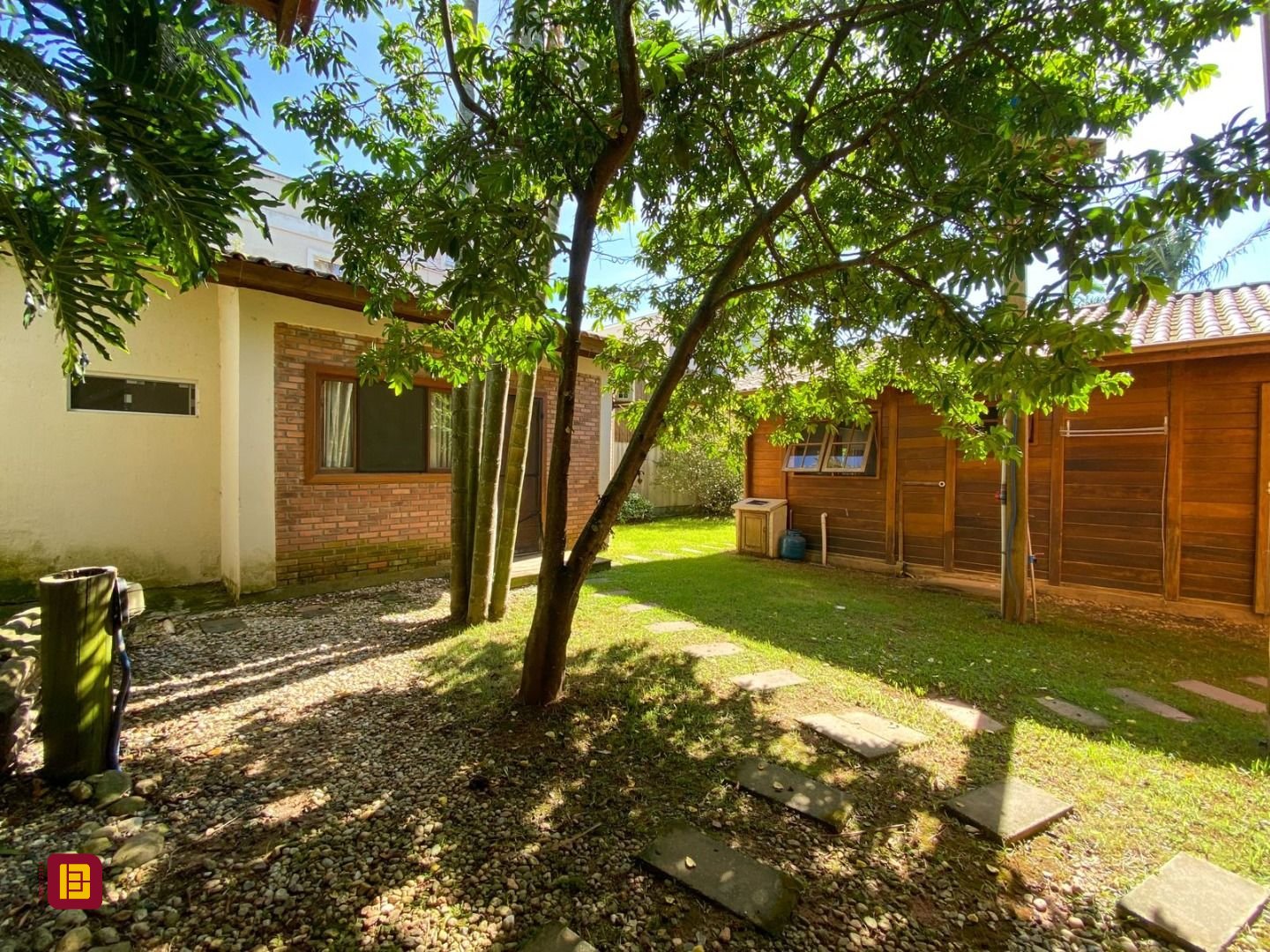 Casa com 210m², 4 quartos (sendo 1 suíte), 4 garagens, no bairro Ribeirão da Ilha em Florianópolis