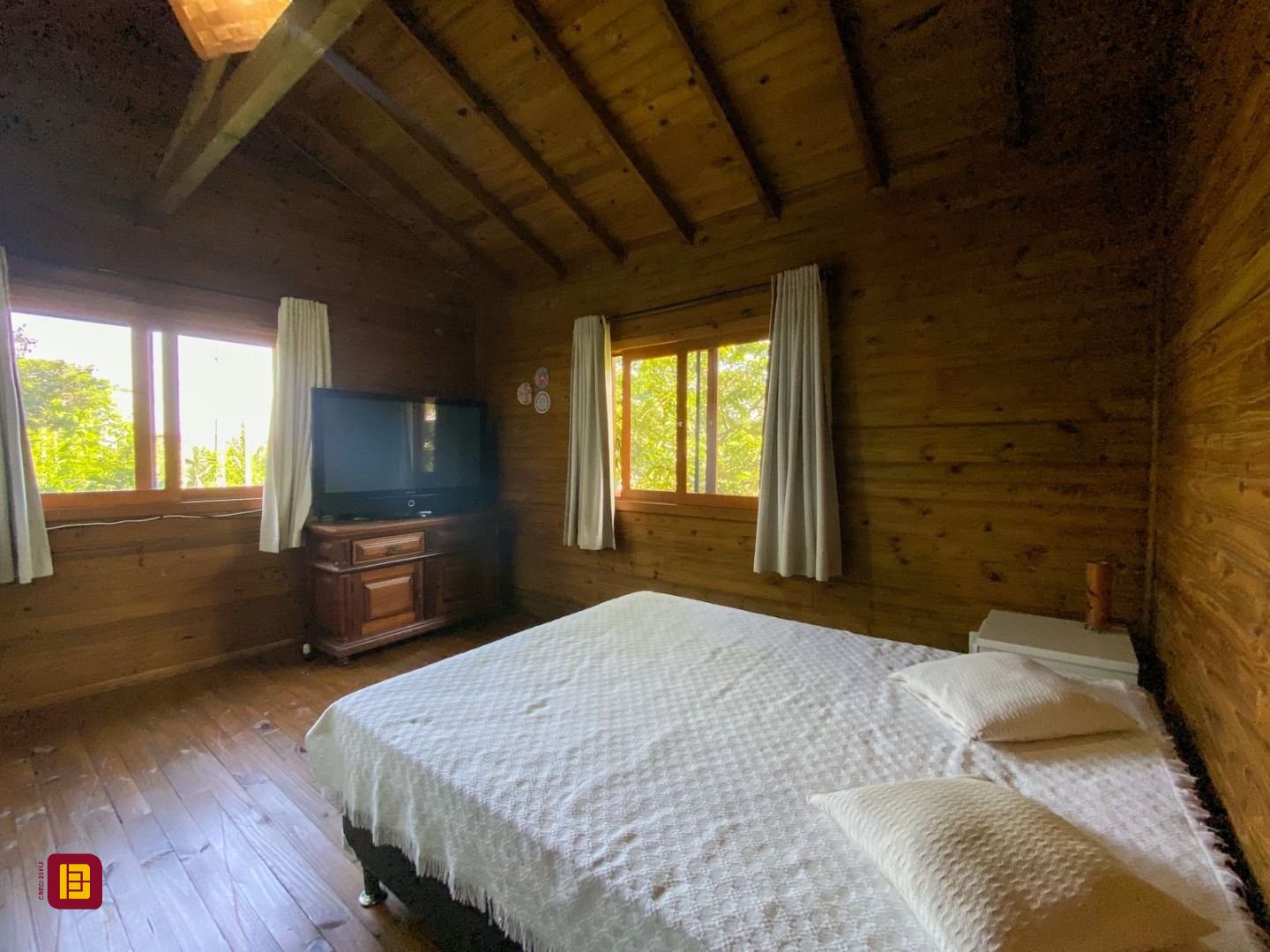 Casa com 210m², 4 quartos (sendo 1 suíte), 4 garagens, no bairro Ribeirão da Ilha em Florianópolis