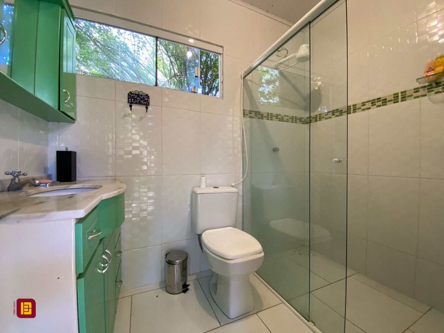 Casa com 210m², 4 quartos (sendo 1 suíte), 4 garagens, no bairro Ribeirão da Ilha em Florianópolis