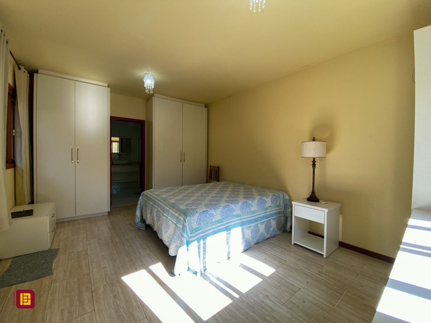 Casa com 210m², 4 quartos (sendo 1 suíte), 4 garagens, no bairro Ribeirão da Ilha em Florianópolis