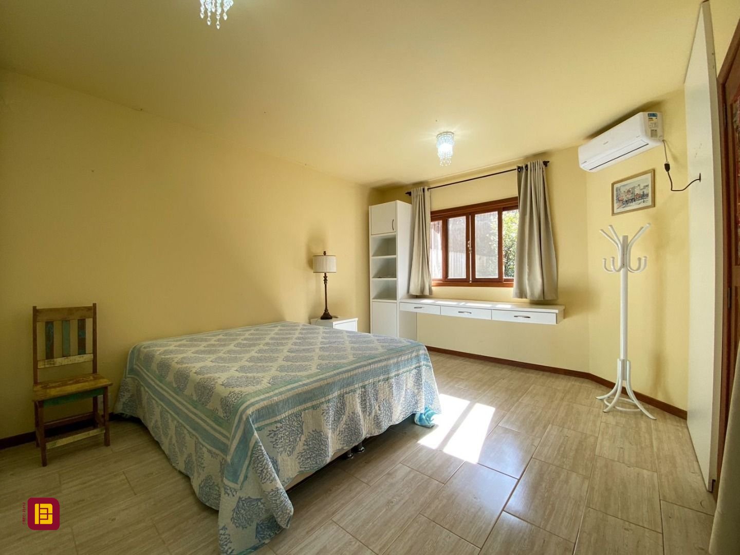 Casa com 210m², 4 quartos (sendo 1 suíte), 4 garagens, no bairro Ribeirão da Ilha em Florianópolis