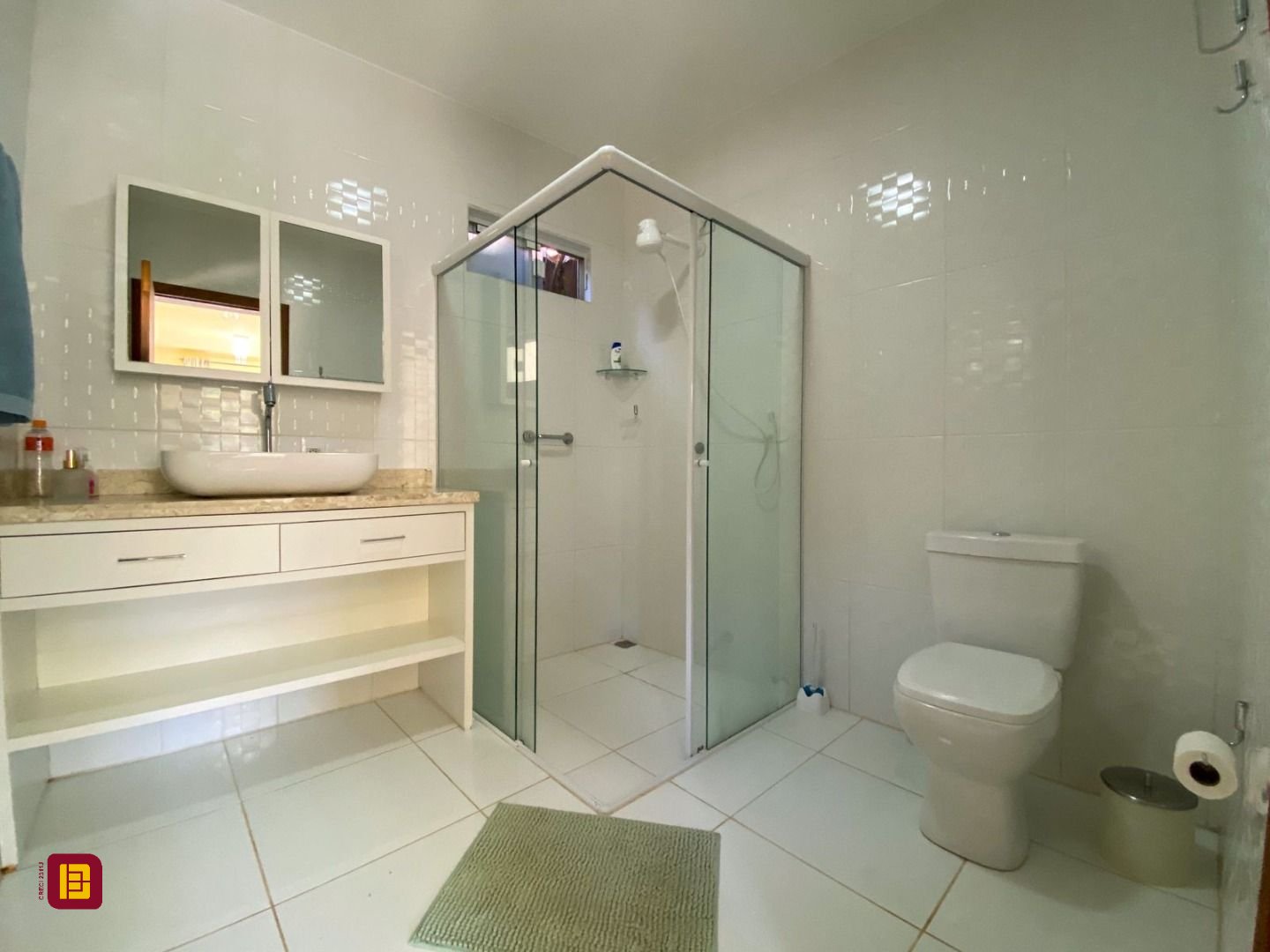 Casa com 210m², 4 quartos (sendo 1 suíte), 4 garagens, no bairro Ribeirão da Ilha em Florianópolis