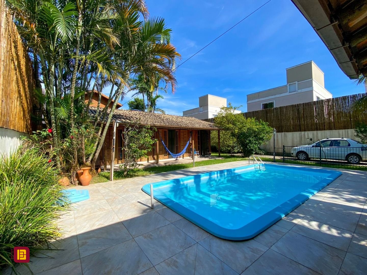 Casa com 210m², 4 quartos (sendo 1 suíte), 4 garagens, no bairro Ribeirão da Ilha em Florianópolis
