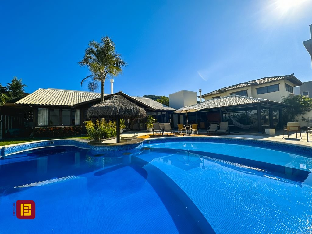 Casa com 530m², 4 quartos (sendo 4 suítes), 4 garagens, no bairro Novo Campeche em Florianópolis