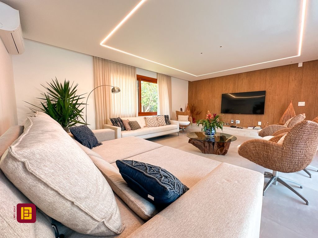 Casa com 530m², 4 quartos (sendo 4 suítes), 4 garagens, no bairro Novo Campeche em Florianópolis