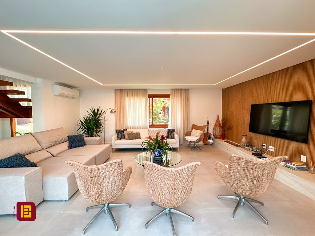 Casa com 530m², 4 quartos (sendo 4 suítes), 4 garagens, no bairro Novo Campeche em Florianópolis
