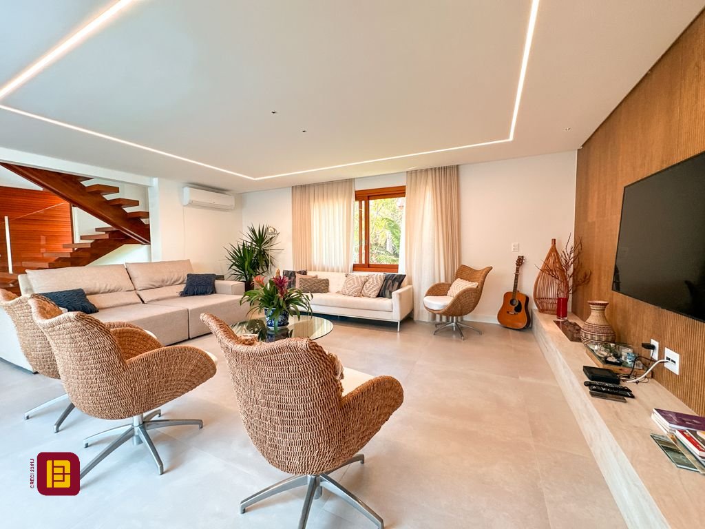 Casa com 530m², 4 quartos (sendo 4 suítes), 4 garagens, no bairro Novo Campeche em Florianópolis