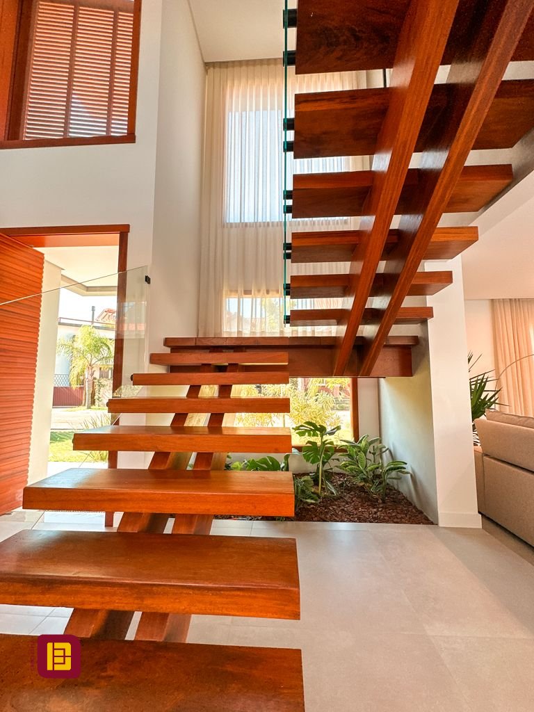 Casa com 530m², 4 quartos (sendo 4 suítes), 4 garagens, no bairro Novo Campeche em Florianópolis