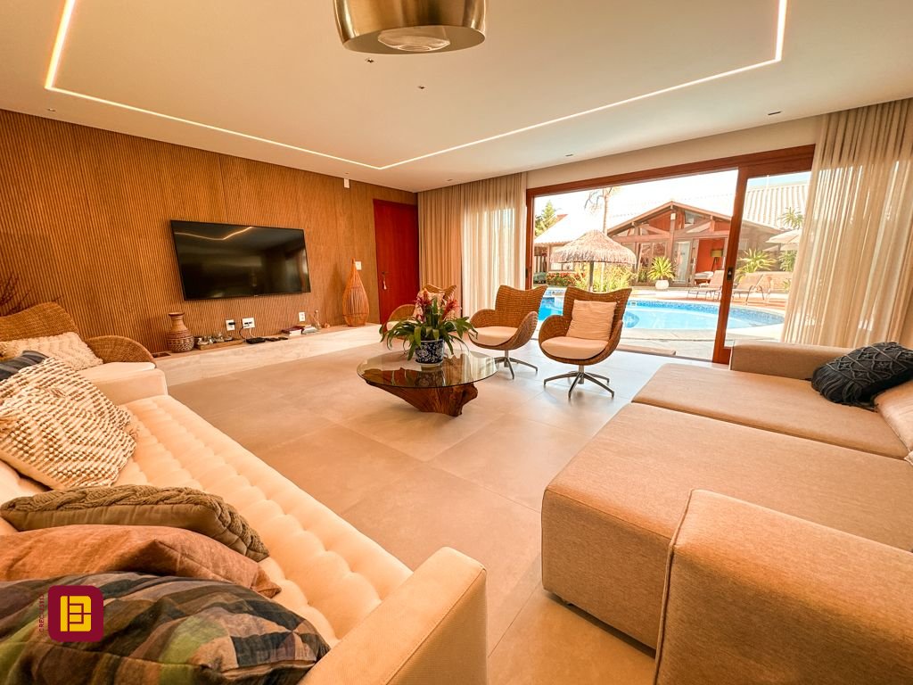 Casa com 530m², 4 quartos (sendo 4 suítes), 4 garagens, no bairro Novo Campeche em Florianópolis