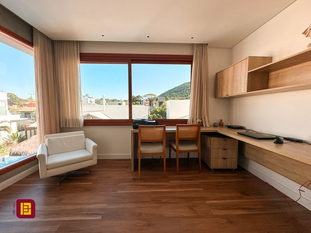 Casa com 530m², 4 quartos (sendo 4 suítes), 4 garagens, no bairro Novo Campeche em Florianópolis