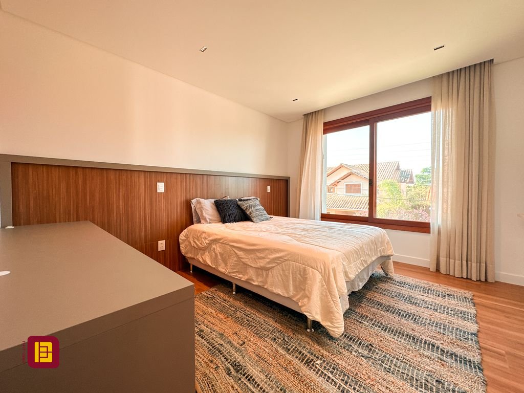 Casa com 530m², 4 quartos (sendo 4 suítes), 4 garagens, no bairro Novo Campeche em Florianópolis