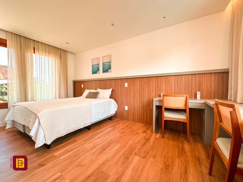 Casa com 530m², 4 quartos (sendo 4 suítes), 4 garagens, no bairro Novo Campeche em Florianópolis