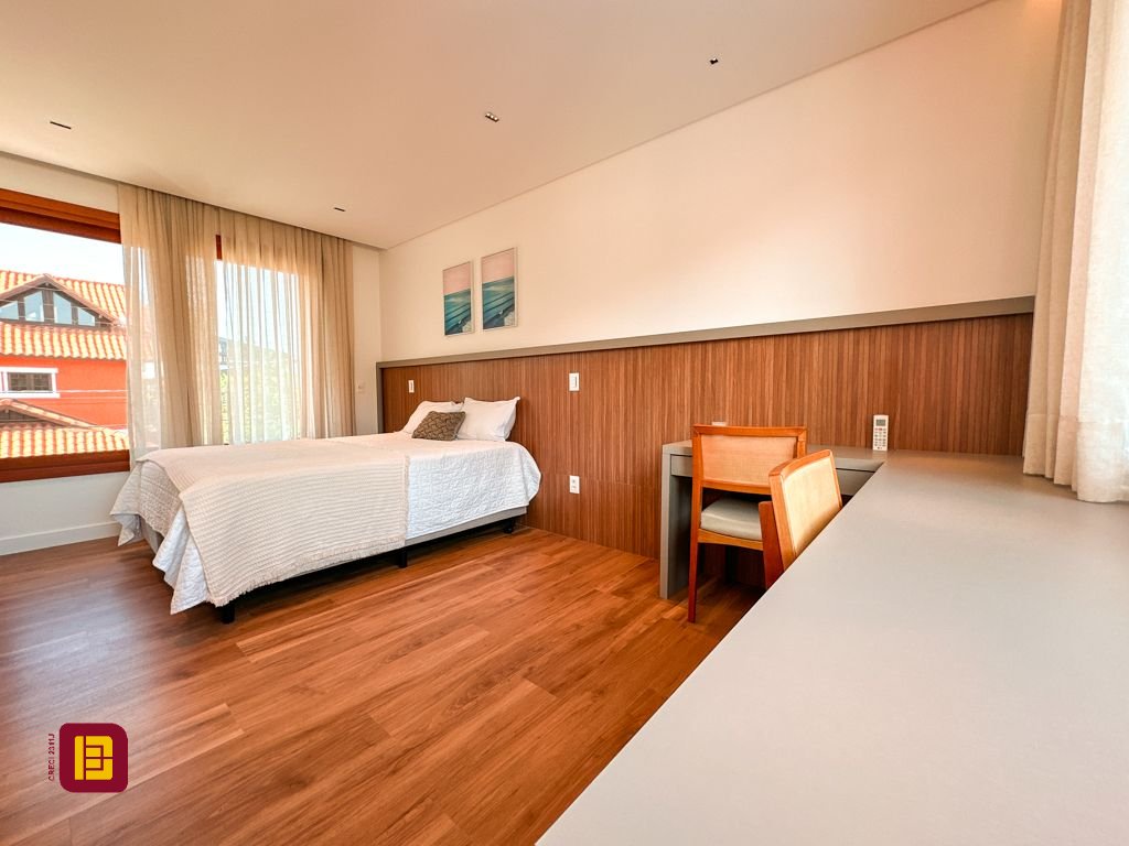 Casa com 530m², 4 quartos (sendo 4 suítes), 4 garagens, no bairro Novo Campeche em Florianópolis