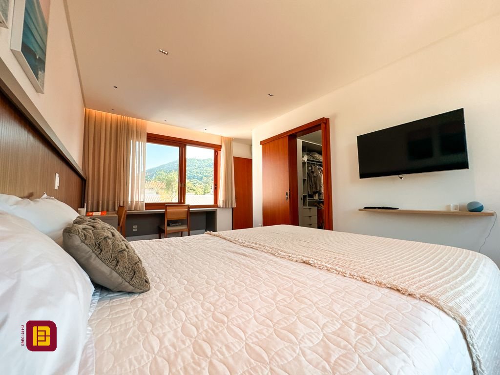 Casa com 530m², 4 quartos (sendo 4 suítes), 4 garagens, no bairro Novo Campeche em Florianópolis