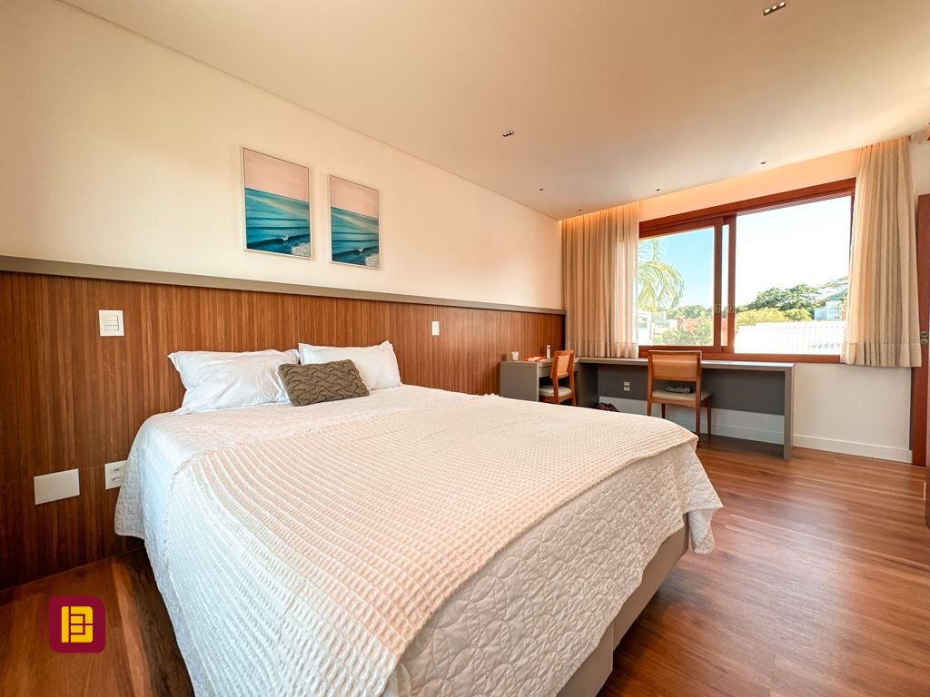 Casa com 530m², 4 quartos (sendo 4 suítes), 4 garagens, no bairro Novo Campeche em Florianópolis