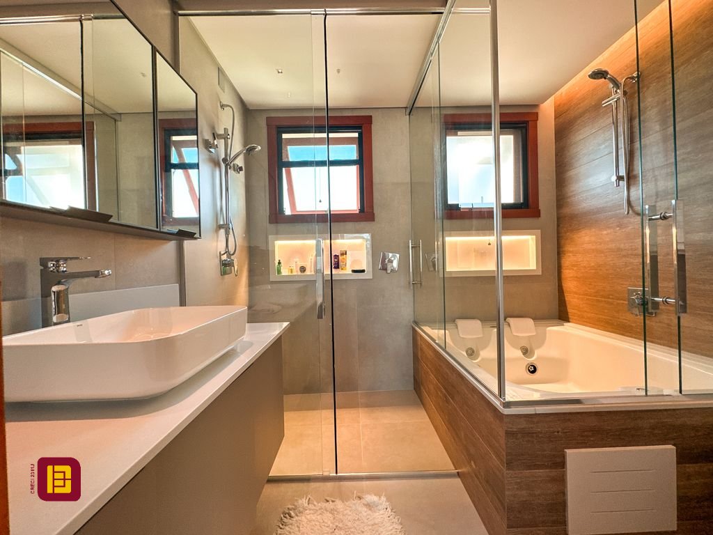 Casa com 530m², 4 quartos (sendo 4 suítes), 4 garagens, no bairro Novo Campeche em Florianópolis
