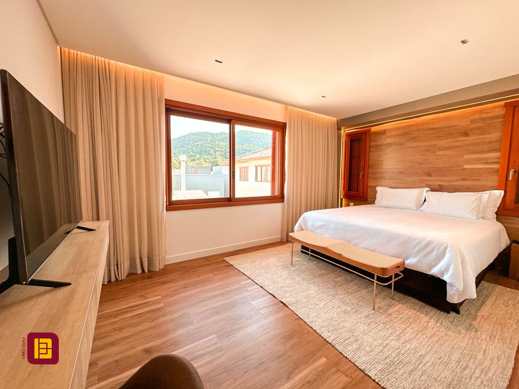 Casa com 530m², 4 quartos (sendo 4 suítes), 4 garagens, no bairro Novo Campeche em Florianópolis