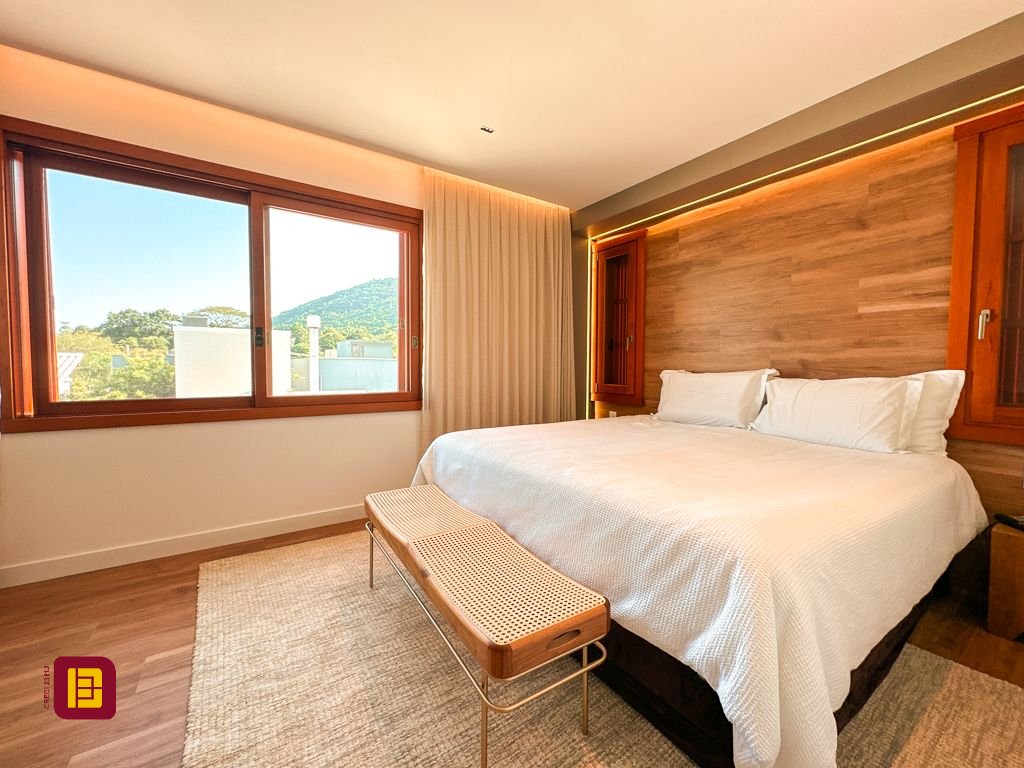Casa com 530m², 4 quartos (sendo 4 suítes), 4 garagens, no bairro Novo Campeche em Florianópolis
