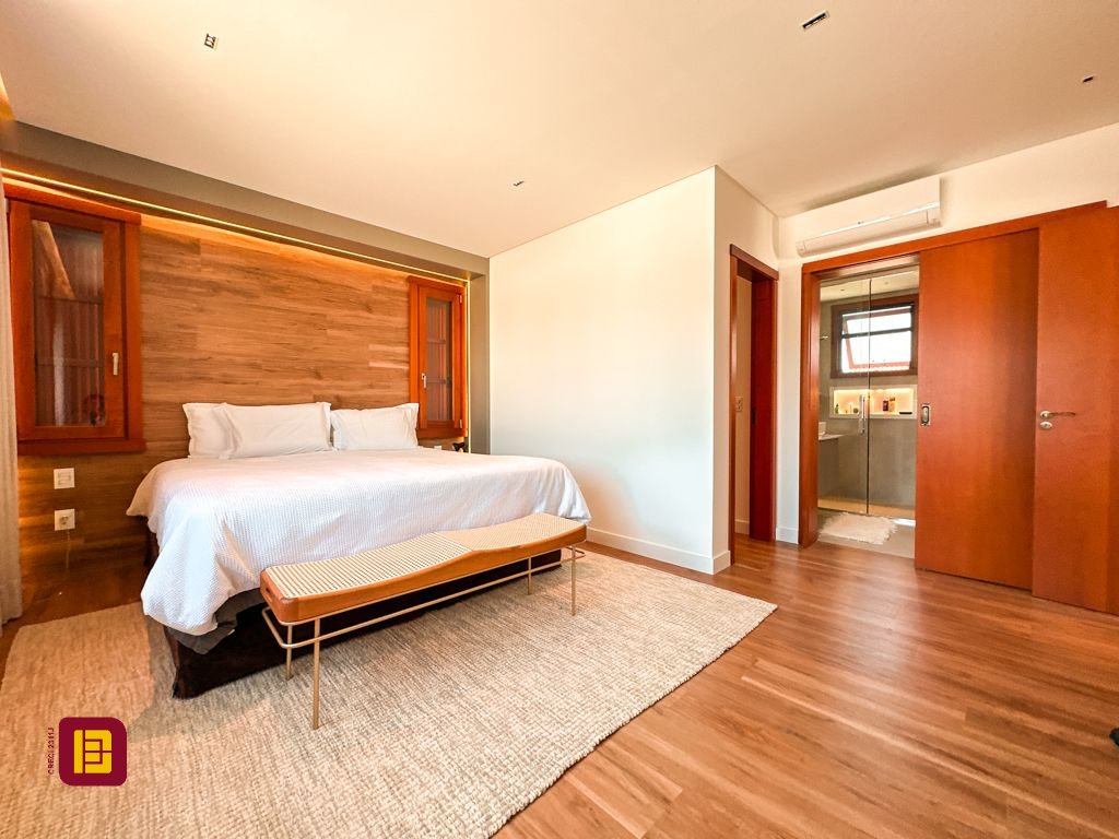 Casa com 530m², 4 quartos (sendo 4 suítes), 4 garagens, no bairro Novo Campeche em Florianópolis