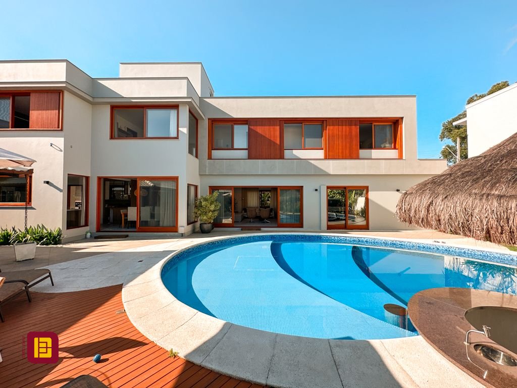Casa com 530m², 4 quartos (sendo 4 suítes), 4 garagens, no bairro Novo Campeche em Florianópolis