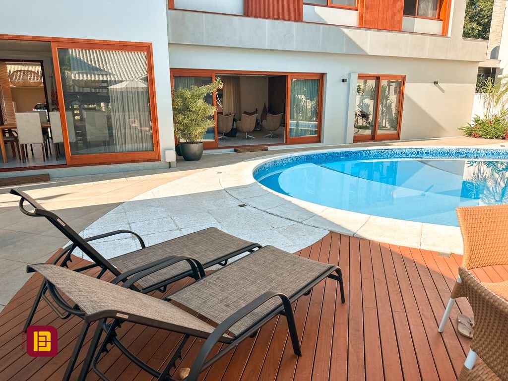 Casa com 530m², 4 quartos (sendo 4 suítes), 4 garagens, no bairro Novo Campeche em Florianópolis