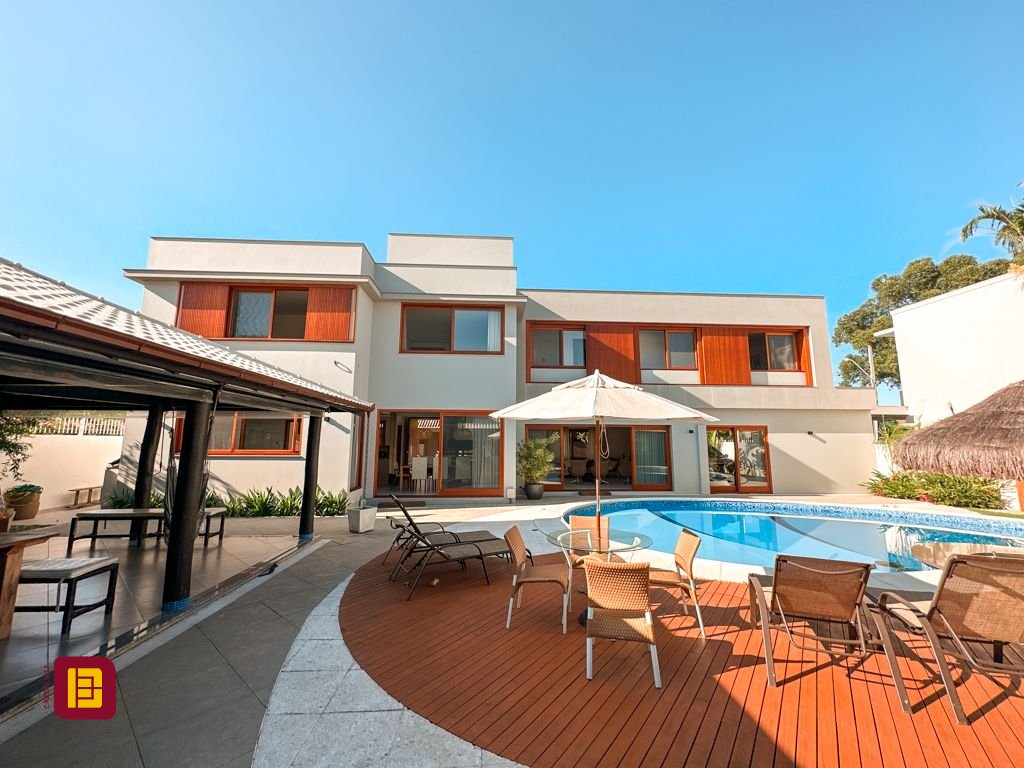 Casa com 530m², 4 quartos (sendo 4 suítes), 4 garagens, no bairro Novo Campeche em Florianópolis