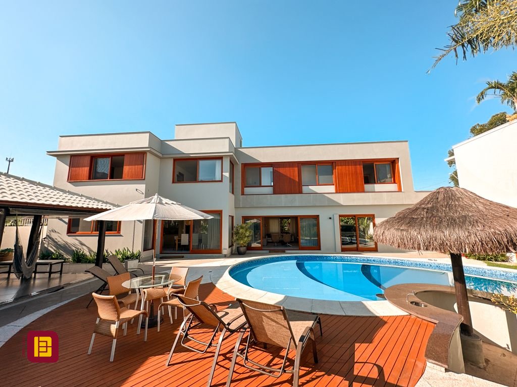 Casa com 530m², 4 quartos (sendo 4 suítes), 4 garagens, no bairro Novo Campeche em Florianópolis