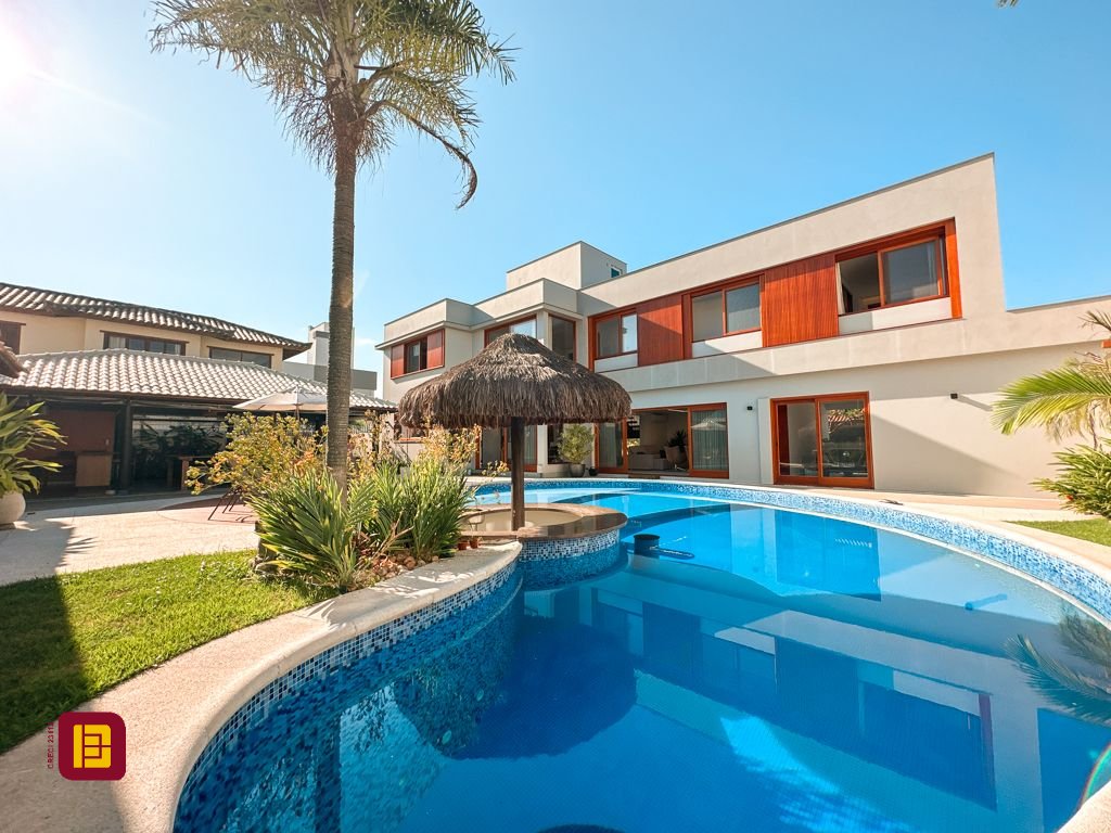 Casa com 530m², 4 quartos (sendo 4 suítes), 4 garagens, no bairro Novo Campeche em Florianópolis
