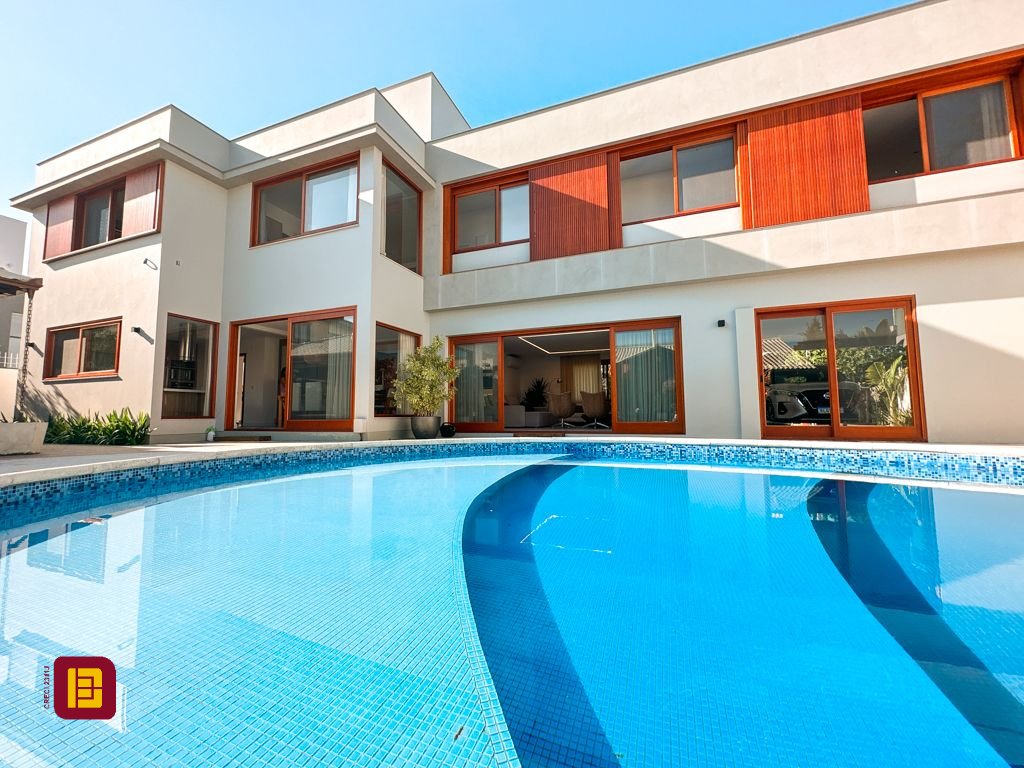 Casa com 530m², 4 quartos (sendo 4 suítes), 4 garagens, no bairro Novo Campeche em Florianópolis
