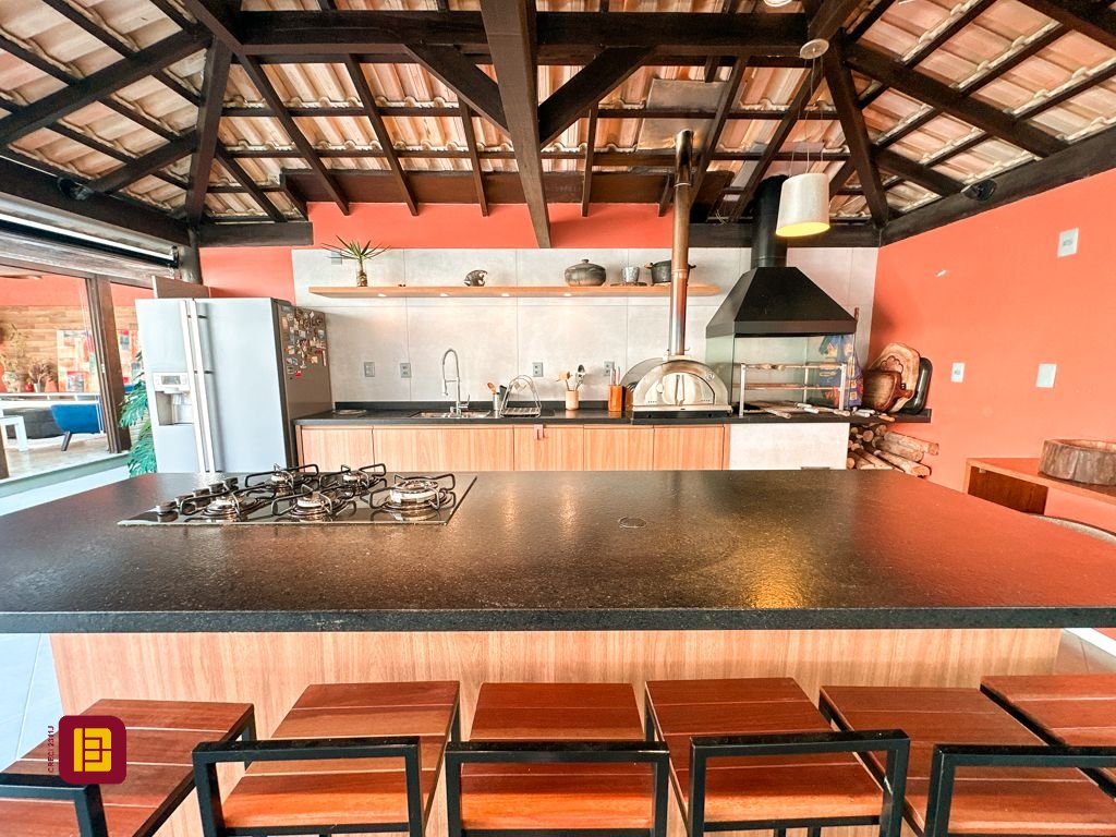 Casa com 530m², 4 quartos (sendo 4 suítes), 4 garagens, no bairro Novo Campeche em Florianópolis