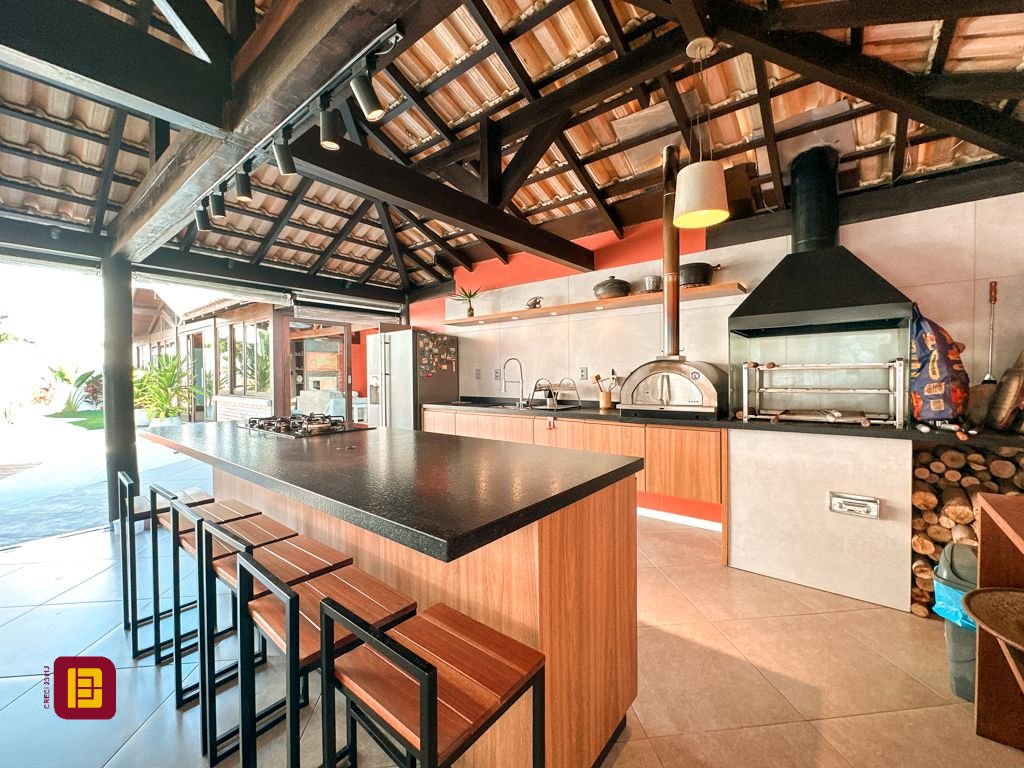 Casa com 530m², 4 quartos (sendo 4 suítes), 4 garagens, no bairro Novo Campeche em Florianópolis