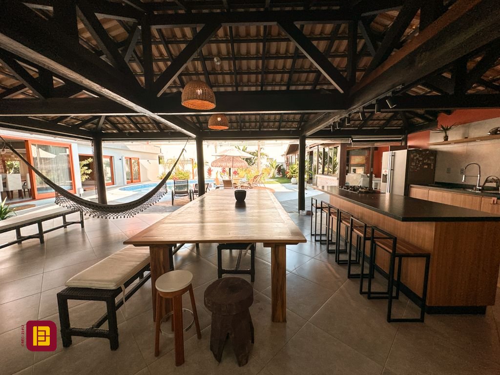 Casa com 530m², 4 quartos (sendo 4 suítes), 4 garagens, no bairro Novo Campeche em Florianópolis