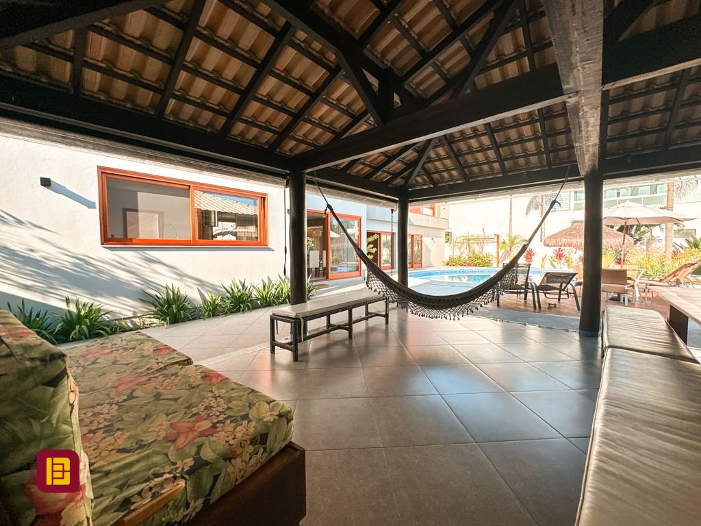 Casa com 530m², 4 quartos (sendo 4 suítes), 4 garagens, no bairro Novo Campeche em Florianópolis