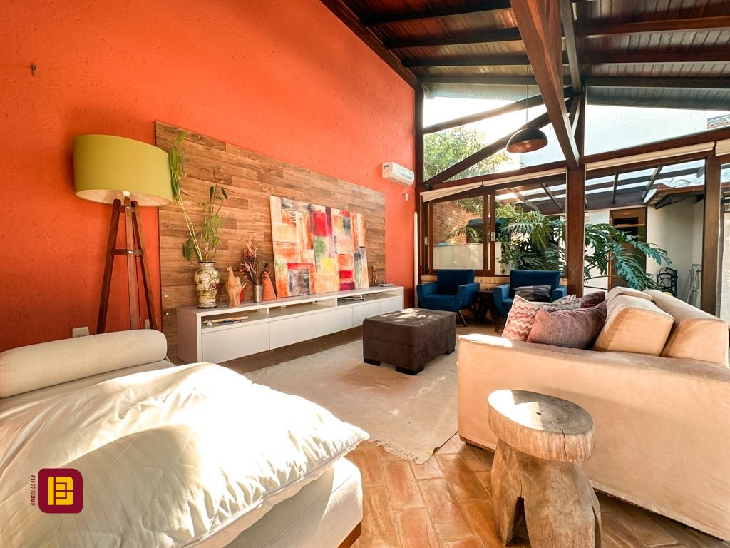 Casa com 530m², 4 quartos (sendo 4 suítes), 4 garagens, no bairro Novo Campeche em Florianópolis