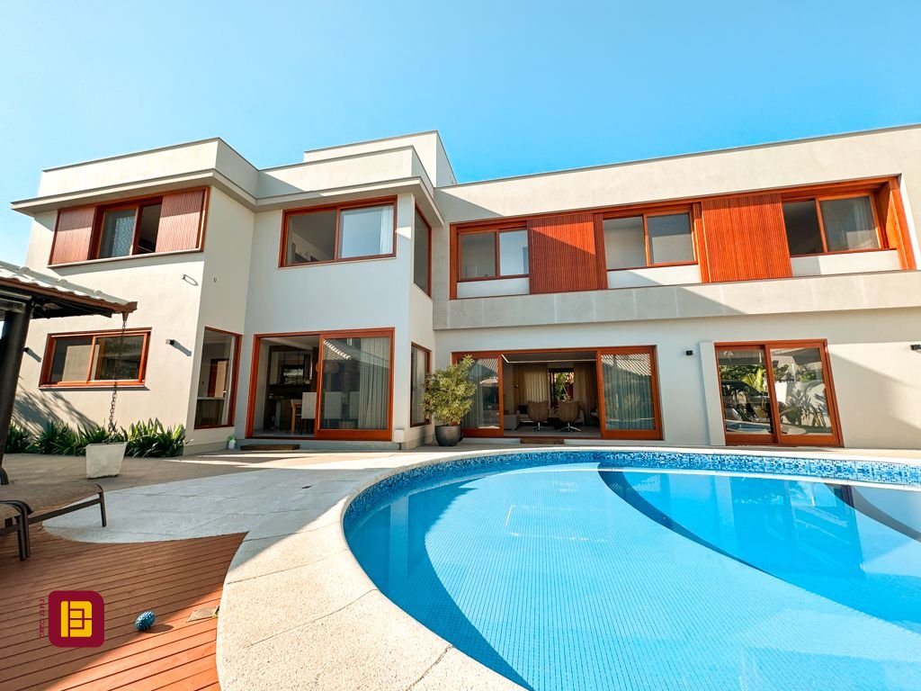 Casa com 530m², 4 quartos (sendo 4 suítes), 4 garagens, no bairro Novo Campeche em Florianópolis