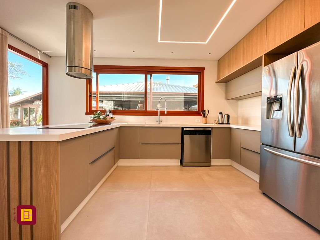 Casa com 530m², 4 quartos (sendo 4 suítes), 4 garagens, no bairro Novo Campeche em Florianópolis