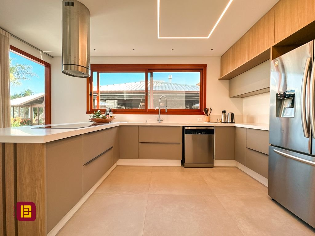 Casa com 530m², 4 quartos (sendo 4 suítes), 4 garagens, no bairro Novo Campeche em Florianópolis