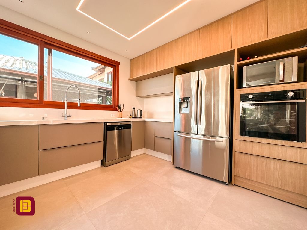 Casa com 530m², 4 quartos (sendo 4 suítes), 4 garagens, no bairro Novo Campeche em Florianópolis
