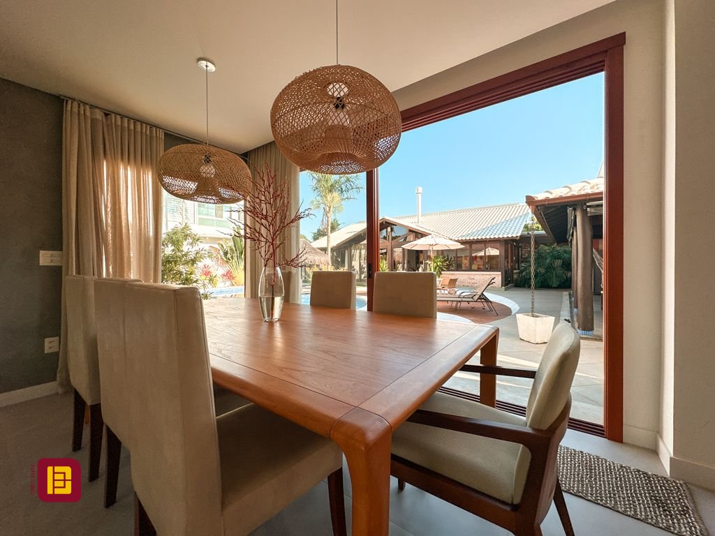 Casa com 530m², 4 quartos (sendo 4 suítes), 4 garagens, no bairro Novo Campeche em Florianópolis
